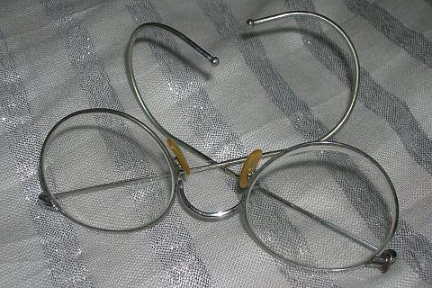 Stařičké brýle, které se vyráběly v letech 1914–1945 ve Velké Británii