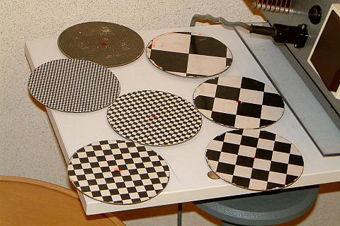 Campbellův zrakový stimulátor (CAM) se skládá ze sedmi šachovnicových disků