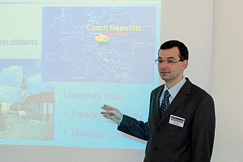 RNDr. František Pluháček, Ph.D., prezentuje Katedru optiky Univerzity Palackého v Olomouci.
