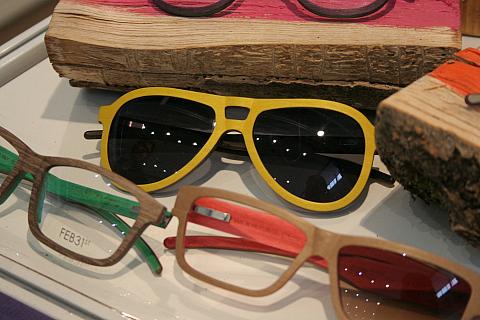 Dřevěné brýle vzbuduzují oprávněnou pozornost – je to novinka, která velmi dobře pracuje s tvarem i materiálem