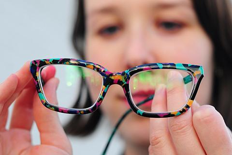 Kontrola vlastnoručně vyrobené brýlové obruby