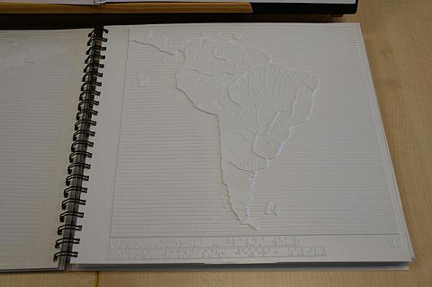 Atlas v Braillově písmu
